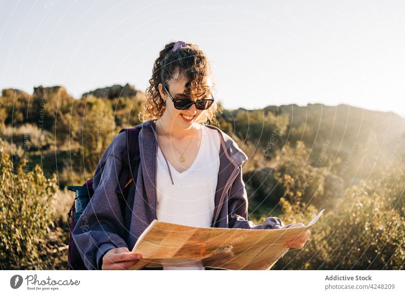 Trendy junge Frau zu Fuß in den Bergen mit Karte in den Händen Spaziergang Berge u. Gebirge lesen Landkarte Abenteuer Reise reisen Natur erkunden Urlaub