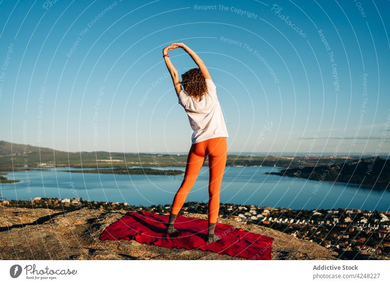 Anonyme Frau übt Yoga auf einem felsigen Berg über dem Meer Dehnung Aufwärmen Berge u. Gebirge Natur MEER Achtsamkeit Stressabbau Wellness Harmonie Gesundheit