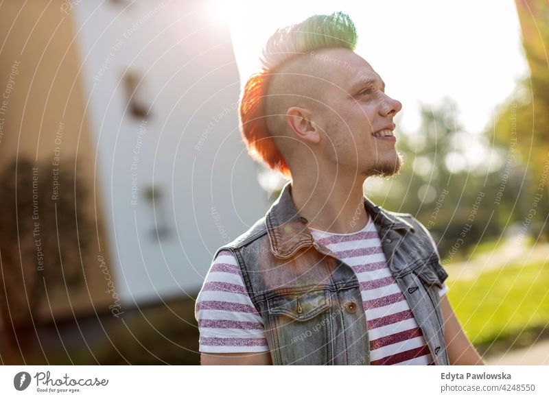 Junger Punk in einer Sozialwohnungssiedlung Porträt Erwachsene jung Menschen eine Person lässig Teenager Mann männlich allein trendy Mode cool mohawk Behaarung