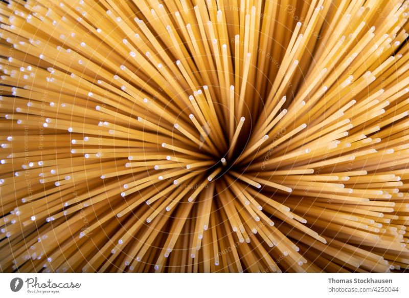 Nahaufnahme von Spaghetti-Nudeln, Aufnahme von oben abstrakt Kunst Hintergrund schwarz Konzept Essen zubereiten Kopie Ernte Küche Kultur lecker Diät Abendessen