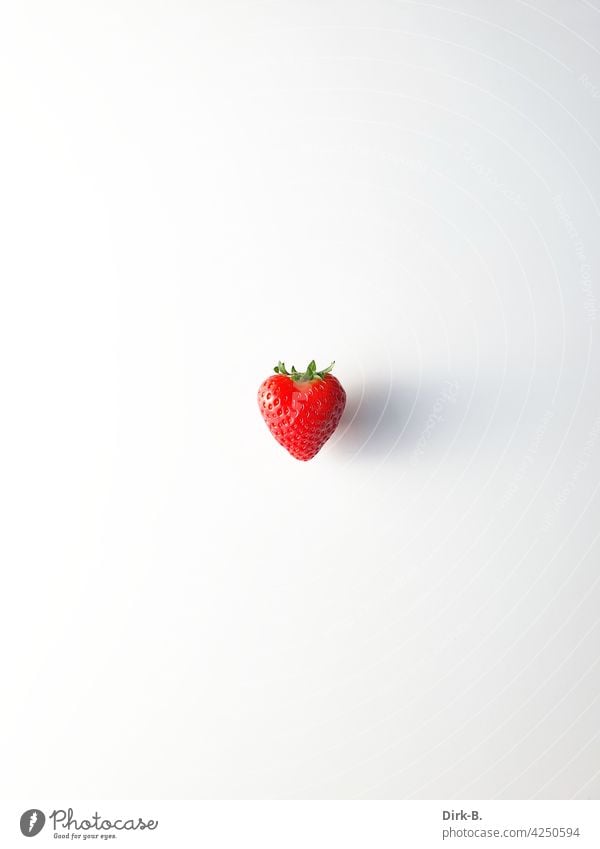 Erdbeere in Herzform Frucht rot Früling Beere lecker herz herzform weißer Hintergrund Liebe süß Essen Rot-weiß