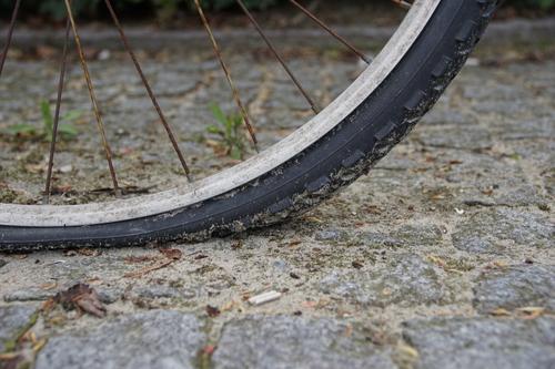 Fahrrad hat einen platten Reifen Fahrradreifen Felge Luft raus kaputt Fahrradfahren Fahrradtour Fahrradpneu Profil Loch Ventil