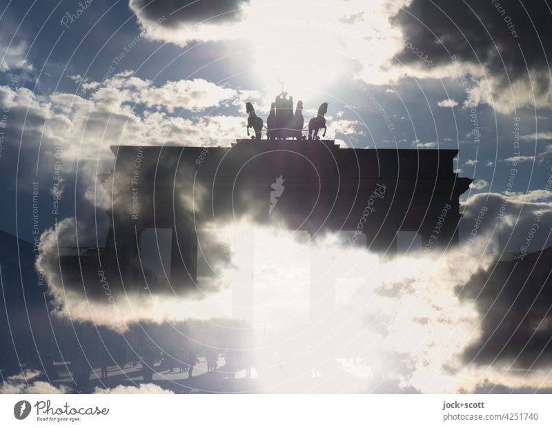 Brandenburger Tor in den Wolken Wahrzeichen fantastisch Experiment Doppelbelichtung Illusion Surrealismus Reaktionen u. Effekte Himmel Berlin Einigkeit