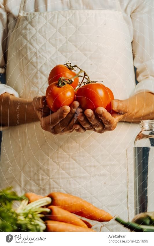 Frau hält Tomaten und Gemüse über einen Tisch mit Wasser in der Nähe von ihr, gesunde Ernährung Konzept mit Kopie Raum Frieden Biologie Reinigen Klimawandel