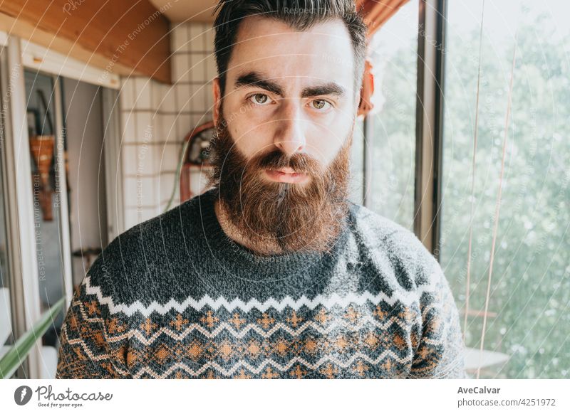 Mann in einer hellen Galerie während eines sonnigen Tages, psychische Gesundheit Konzept, Hipster mit Bart ernst schauen mit Kopie Raum männlich Lächeln