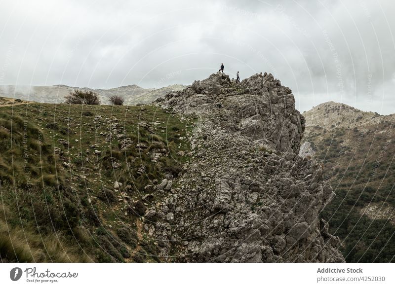 Entfernte Wanderer stehen auf einem rauen Bergplateau Berge u. Gebirge Hochland Gipfel Gelände bewundern wolkig Fernweh Höhe Formation Natur Reisender Trekking