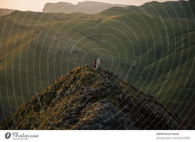 Person läuft auf grünem Felsen eines Berges Berge u. Gebirge Klippe laufen Freiheit Hochland Natur Stein Trekking Landschaft Reisender Hügel malerisch Tal