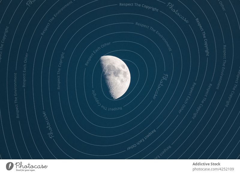 Zunehmender Gibbous-Mond bei blauem Himmel in der Nacht Wachsende Gibbous Satellit Astronomie Astrologie Weltall Galaxie glühen leuchten Krater Schmuckkörbchen
