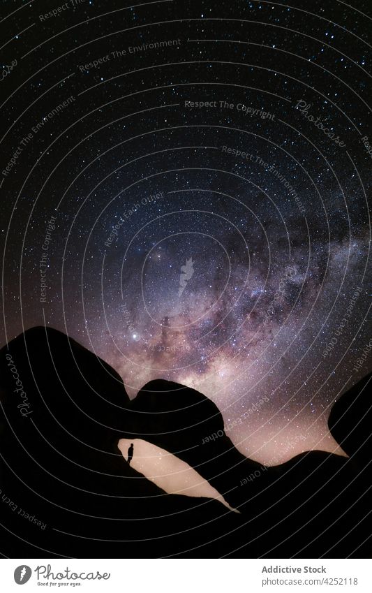 Silhouette von Reisenden, die in Formation unter dem Sternenhimmel stehen Reisender sternenklar Nacht Milchstrasse Weltall leuchten Schmuckkörbchen dunkel