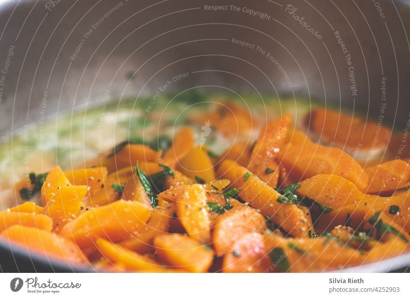 Karotten werden in einem Topf zubereitet Möhren Gemüse kochen & garen Küche Ernährung Lebensmittel Vegetarische Ernährung Bioprodukte Gesunde Ernährung Farbfoto