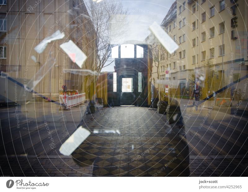 durch eine reflektierende Glasscheibe fotografieren Durchgang Silhouette Reflexion & Spiegelung Fensterscheibe Berlin-Mitte klebestreifen hausfassade