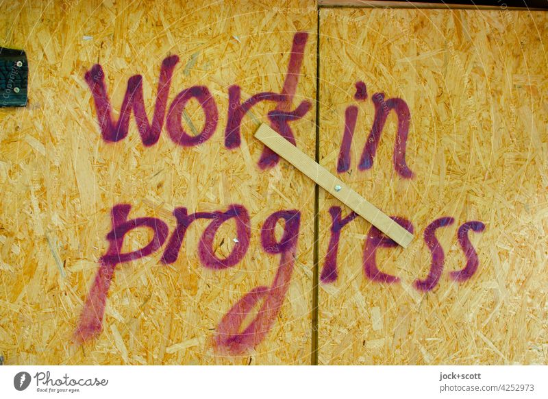 work in progress laufende Arbeit Englisch Handschrift Wort Pressspanplatte Klappe Beschriftung Schriftzeichen geschlossen Detailaufnahme Kreativität Kasten