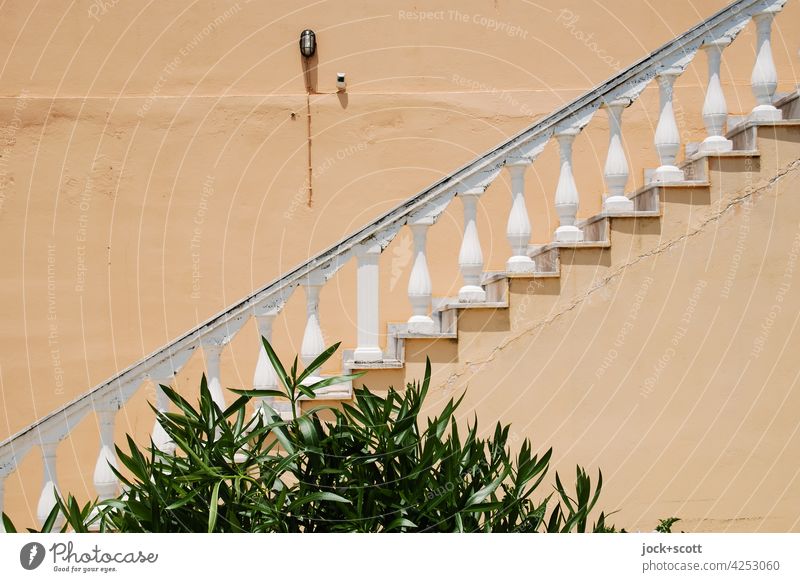 Geländer einer modernen Treppe im dekorativen antiken Stil Treppengeländer Architektur Strauch Korfu Griechenland Hintergrund neutral Wand beige einfarbig