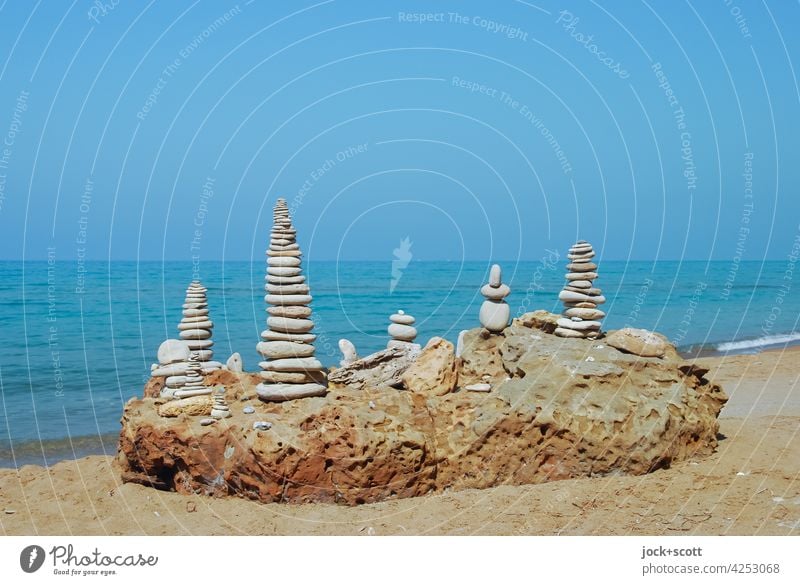 aufeinander gestapelte Steine am sommerlichen Strand Korfu Griechenland Steinmännchen Gleichgewicht Stapel Spiritualität Steinmann Steinhaufen Ausgeglichenheit