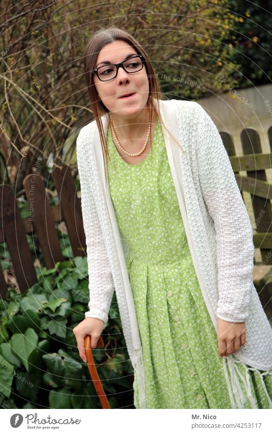 junge Oma Großmutter Frau alt Generation Pflege Ruhestand Pflegeheim Rentnerin Brille Alterung Demenz Strickjacke gehstock Perlenkette Kleid Kostüm kostümiert