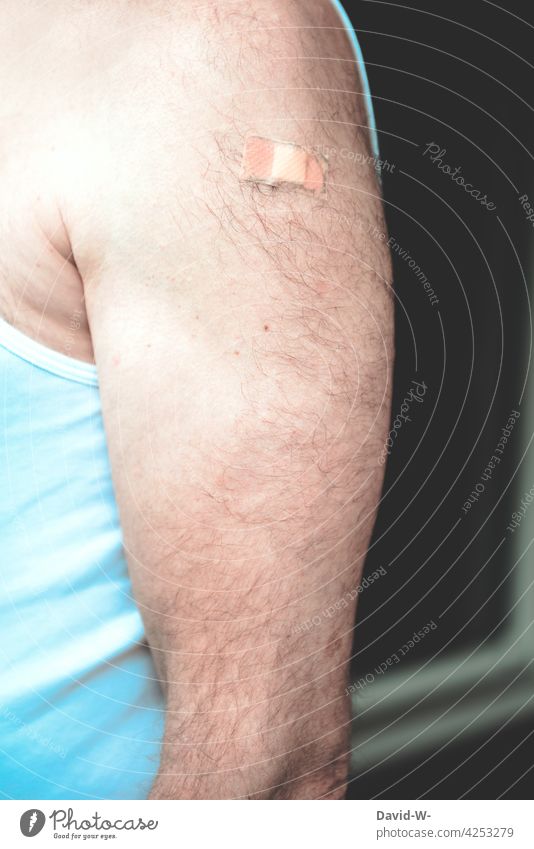 Impfung - Pflaster auf einem Arm geimpft Schutz Mann schützen Risiko Impfschutz Impfgänger covid-19 Corona