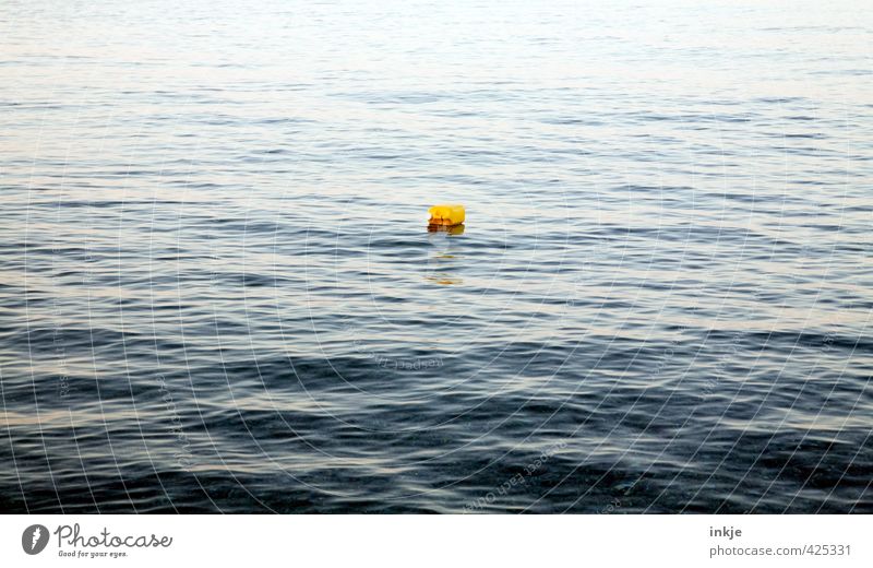 Wasserkanister Feierabend Urelemente Wellen Meer Schifffahrt Boje Kanister Kunststoff Schwimmen & Baden klein blau gelb Umweltverschmutzung Ferne Mitte