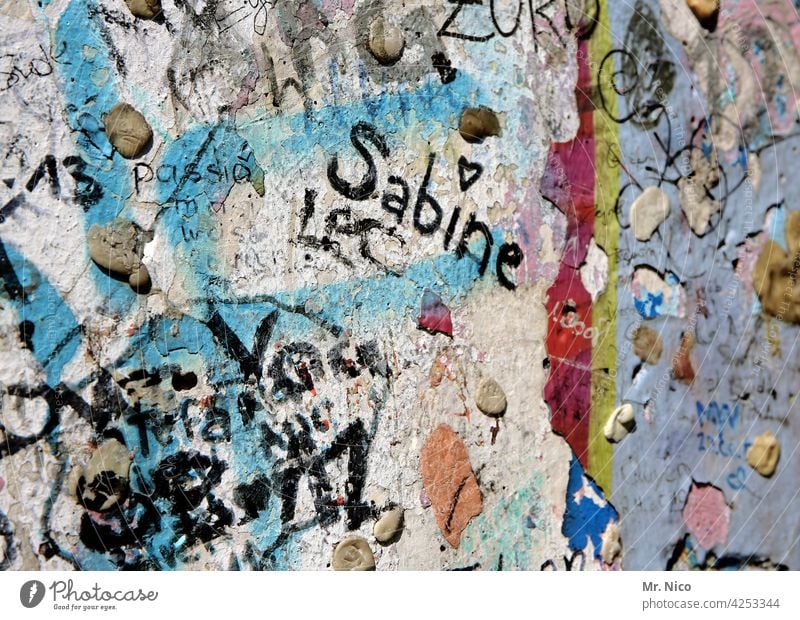 öffentliches Ärgernis I klebemauer Mauer Wand Graffiti Schriftzeichen unsauber dreck schmutz kaugummi Kaugummis Beton dreckig Umweltverschmutzung igitt