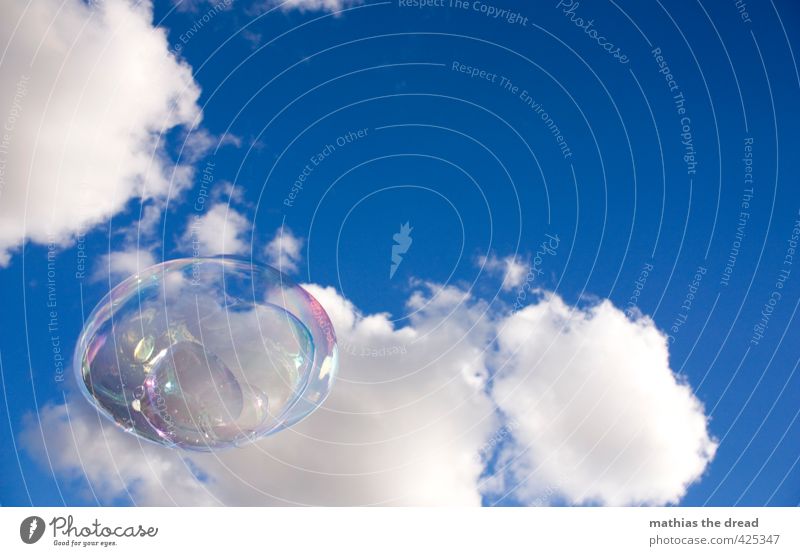 SEIFENBLASE Umwelt Luft Himmel Wolken Sonne Schönes Wetter ästhetisch Seifenblase spielend spaßig leicht Schweben fliegend Farbfoto mehrfarbig Außenaufnahme