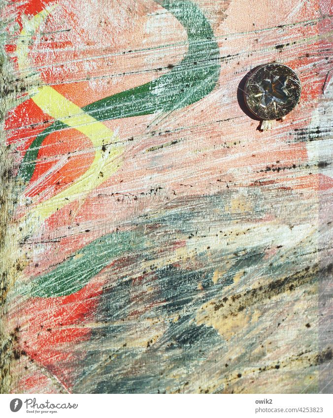 Verschlungen Farbe Detailaufnahme bunt mehrfarbig farbendroh zerkratzt schadhaft abstrakt Farbenspiel Schraube Metall Holz Schild Zahn der Zeit rot gelb grün