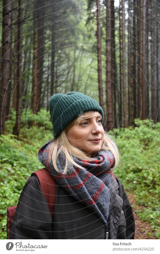 NATUR - WALD - IDYLLE Frau blond 30-34 Jahre Mütze grün Natur Wald Bäume Farbfoto Erwachsene Außenaufnahme natürlich wandern Freizeit & Hobby Erholung Urlaub
