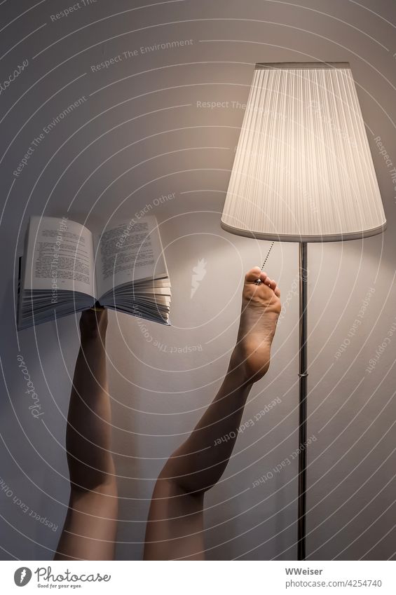 Bücher sind meist vielseitig, Beine aber auch lesen Buch Lampe Licht jung nützlich Füße akrobatisch kopfüber umgedreht skurril lustig absurd Fuß Lektüre
