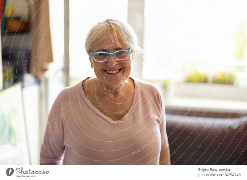 Glückliche ältere Frau lächelnd zu Hause Brille Falte natürlich echte Menschen lässig Tag Lifestyle Großmutter Rentnerin gealtert Freizeit Ruhestand Lebensalter