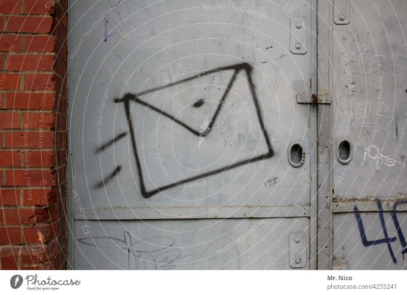 Schreib doch mal... Tor Post Briefe Eingang Eingangstür Tür geschlossen verschlossen alt Strukturen & Formen Metalltür Graffiti dreckig Gebäude Halle Lagerhalle