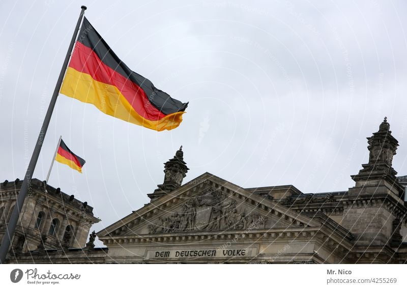 Dem deutschen Volke Deutschland Berlin Reichstag Deutschlandfahne Regierung bundestag Regierungssitz Deutsche Flagge reichstagsgebäude Hauptstadt