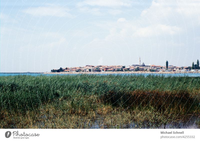 Stadt Beyshehir (Türkei) am See, analoge Aufnahme Mitte 1980er Jahre Seeufer Außenaufnahme Himmel stadtbild
