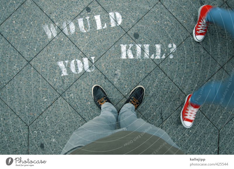 why? Mensch maskulin Körper Beine Fuß 2 Schuhe Turnschuh Zeichen Schriftzeichen Graffiti gehen Fragen töten Meinung Meinungsaustausch Umfrage Fußgänger