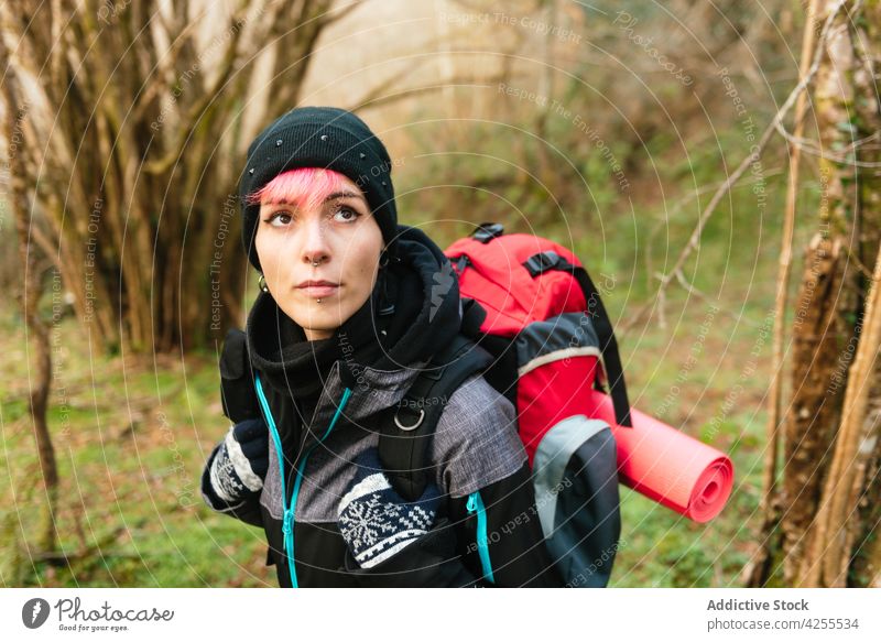 Frau in der Natur stehend beim Wandern Wanderung Trekking Ausflug Wald Abenteuer Wanderer Tourismus Reise Rucksack reisen Reisender warme Kleidung Backpacker