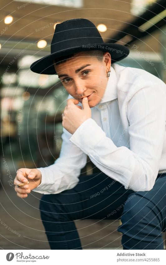 Stilvoller Bursche mit Hut, der eine Zigarette raucht Frau Wildfang Raucherin Habitus negativ exzentrisch queer maskulin Transgender agender provokant