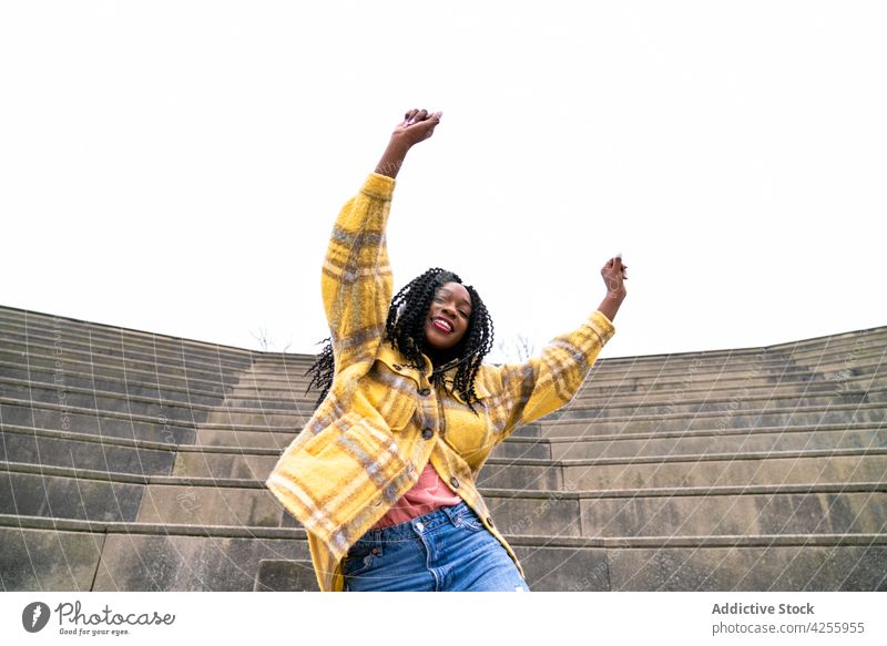 Aufgeregte schwarze Frau hat Spaß im Park genießen Glück aufgeregt Körperhaltung sorgenfrei zufrieden Freude expressiv heiter tausendjährig Afro-Look angenehm