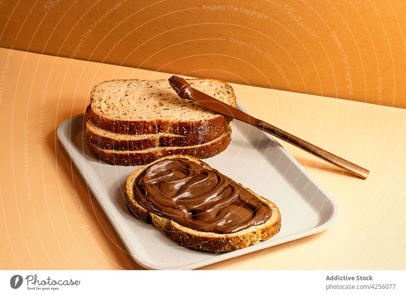 Schokoladencreme-Sandwich auf einem Tablett auf dem Tisch Schokoladen-Sandwich Frühstück Nougat essbar Schuss Portion Fett Geschmack sich[Akk] ausbreitend