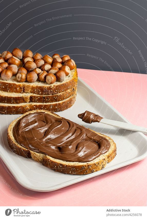 Schokoladencreme-Sandwich auf einem Tablett auf dem Tisch Schokoladen-Sandwich Frühstück Nougat essbar Schuss Portion Fett Geschmack sich[Akk] ausbreitend