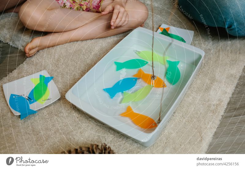 Selbstgemachtes Angelspiel aus Stöcken und Acetat Fischen Spiel selbstgemacht diy heimwärts Familienspiele kleben Schnur Magnet Clip Wasser Servierplatte
