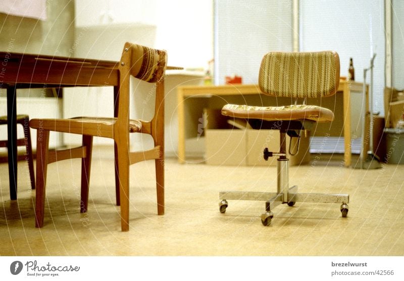Büro Tristesse Einsamkeit leer Sechziger Jahre Sessel retro Stuhl Raum Langeweile alt Rolle