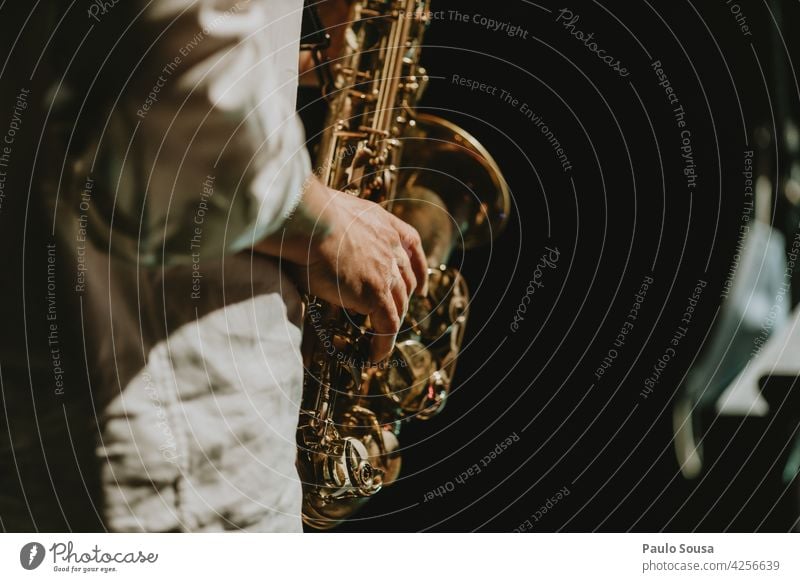 Nahaufnahme Hand hält Saxophon Saxophonspieler Musik Musiker Musikinstrument Kunst Klang Mensch Mann Klassik Jazz Konzert Messing elegant Instrument Stil