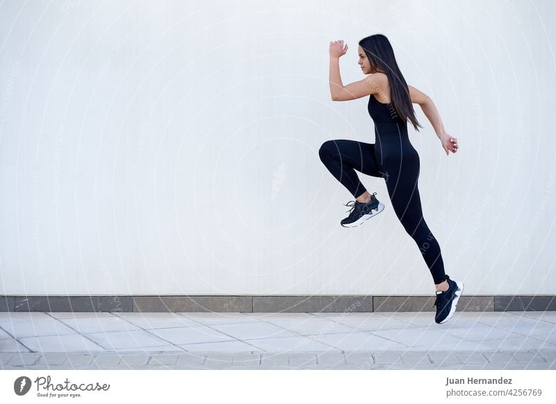 Junge Frau mit fit Körper springen und laufen jung passen springend rennen Model Sportbekleidung trainiert. Athlet Übung Fitness Training Läufer horizontal