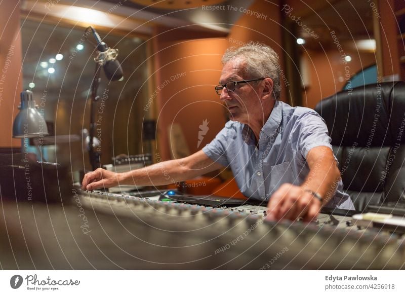 Reifer Mann am Mischpult in einem Aufnahmestudio Senior Männer männlich Menschen Lifestyle genießend echte Menschen lässig Erwachsener eine Person Kaukasier