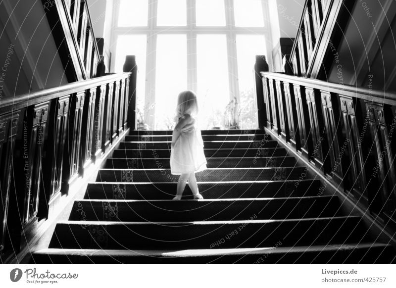 auf der Treppe Mensch feminin Kind Kleinkind Mädchen Körper 1 1-3 Jahre Sonne Sonnenaufgang Sonnenuntergang Sonnenlicht Sommer Fenster Holz Glas drehen leuchten