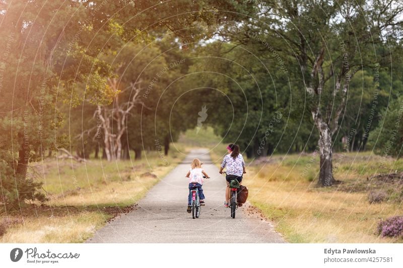 Mutter und Tochter Radfahren zusammen in den Wald Familie Sicherheit Menschen Mädchen Kinder Fahrradfahren Zyklus Zusammensein Kultur holländisch Europa