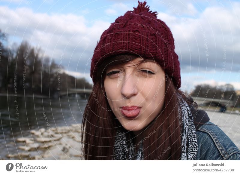 Junge Frau mit Mütze streckt die Zunge raus Herbst kalt Mensch Außenaufnahme Erwachsene Porträt 1 Winter feminin Tag Jugendliche 18-30 Jahre schön