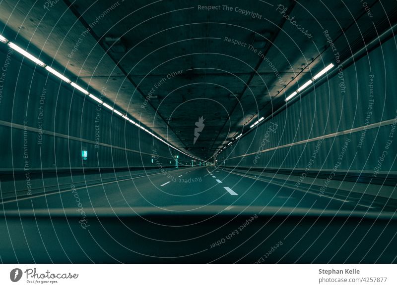 Fahrt durch einen leeren U-Bahn-Tunnel im teal-orangefarbenen Filmlook. Stollen PKW unterirdisch Fahrzeug Verkehr Transport Laufwerk Straße Automobil