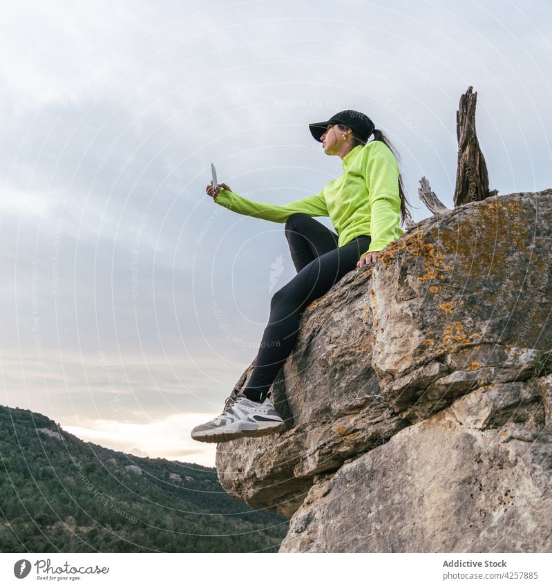 Reisende Frau, die eine Berglandschaft von einer Felsklippe aus fotografiert fotografieren Smartphone reisen Berge u. Gebirge Schlucht Klippe Wanderer Fluss