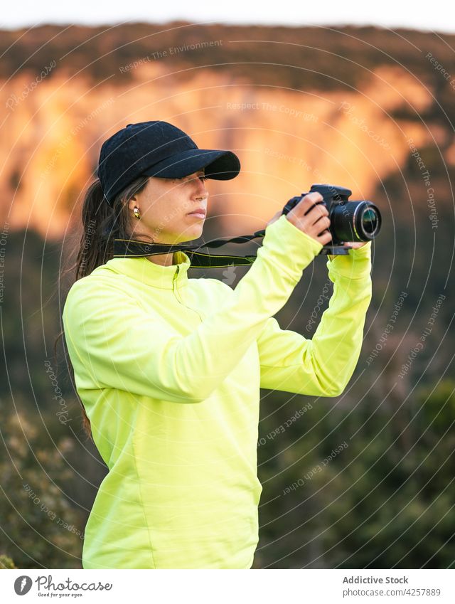 Junge Frau fotografiert Berge mit der Kamera fotografieren Fotoapparat Berge u. Gebirge Natur Reisender Fernweh Wanderung Urlaub Fotograf Tourismus jung brünett