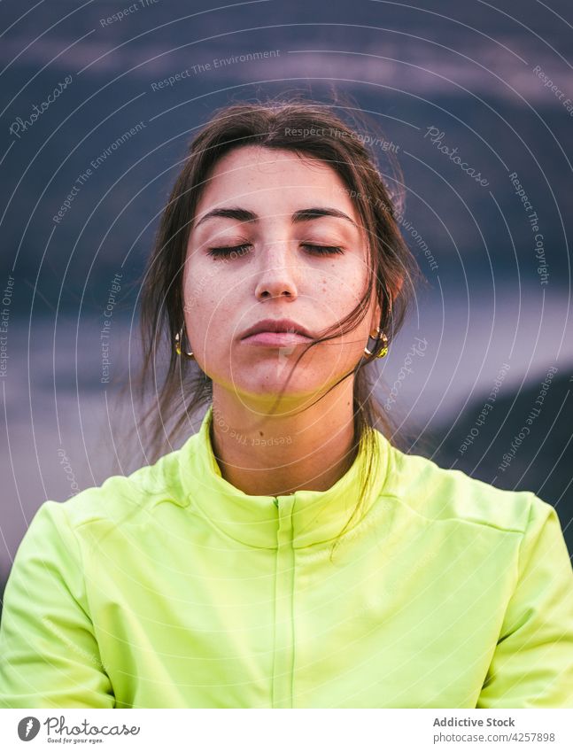 Junge hispanische Frau meditiert in Lotus-Pose auf Klippe Rand in felsigen Schlucht padmasana meditieren Augen geschlossen Yoga Achtsamkeit Natur Harmonie