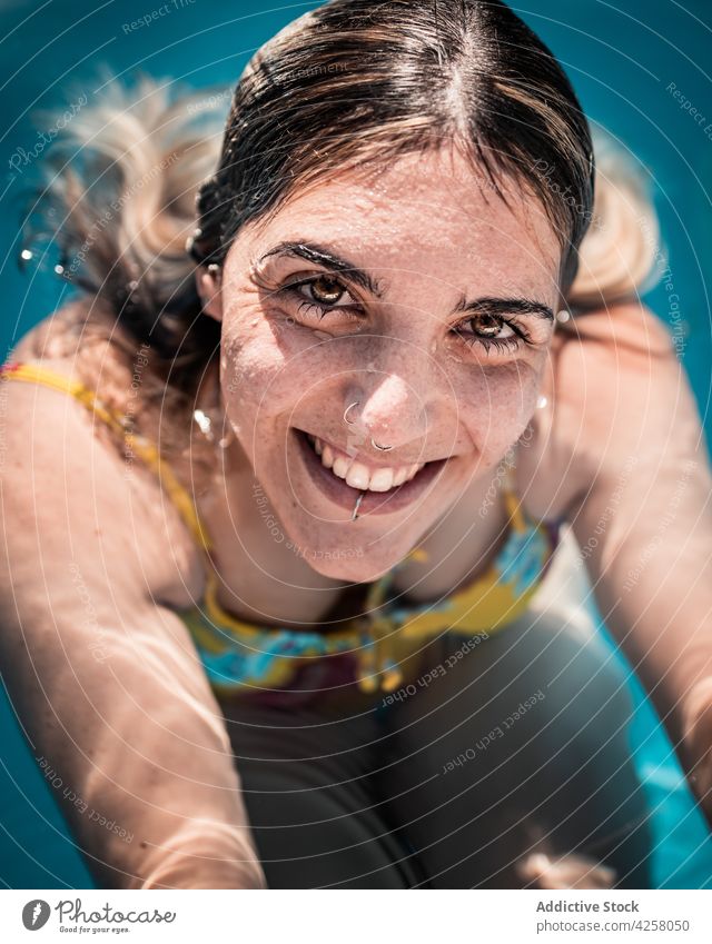 Entspannte Frau im warmen Poolwasser Kälte Schwimmer schwimmen Badebekleidung sich[Akk] entspannen Vergnügen Inhalt feminin positiv sorgenfrei Zusammensein