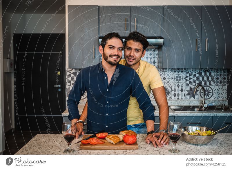 Ethnisches Paar von Schwulen am Küchentisch schwul Partnerschaft Liebe Lächeln kulinarisch Lebensmittel herzlich Homosexualität Porträt Männer lgbt romantisch